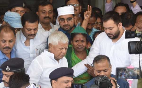 लालू प्रसाद ने बगैर इजाजत गढ़वा में लैंड किया था हेलीकॉप्टर, अदालत ने छह हजार का जुर्माना लगाया